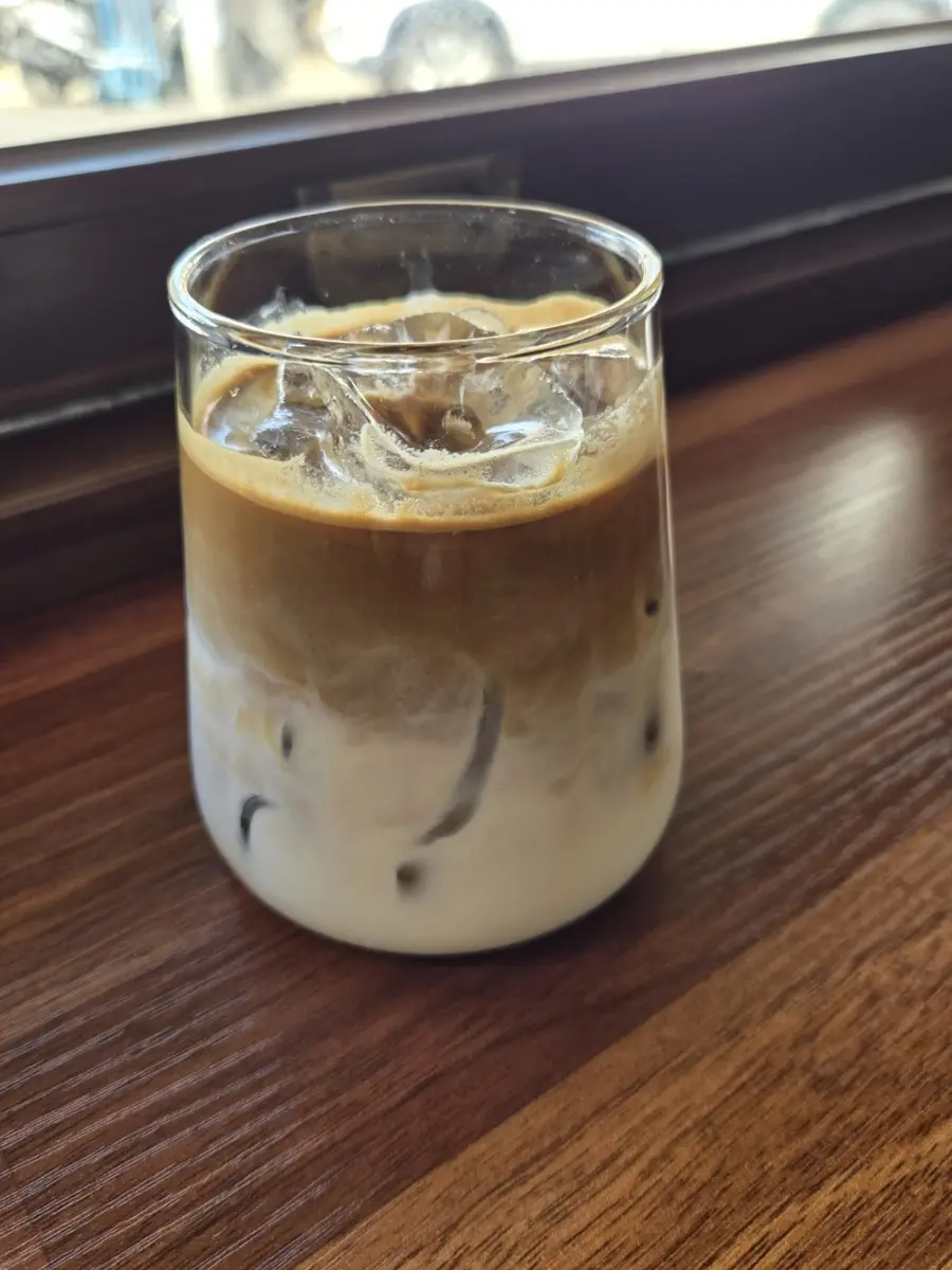 커피와 우유가 부드럽게 층을 이룬 LLC CAFE 엘라떼