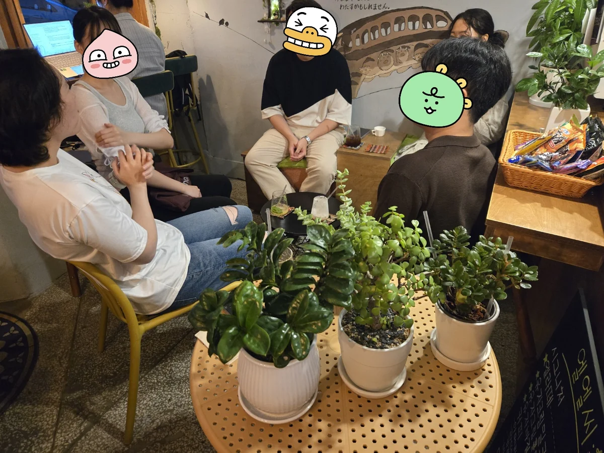 LLC CAFE에서 둘러앉아 언어 프리토킹을 함께하는 참가자들